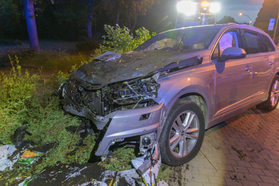 Von dem Audi ist nichts mehr übrig, als ein Haufen Schrott.