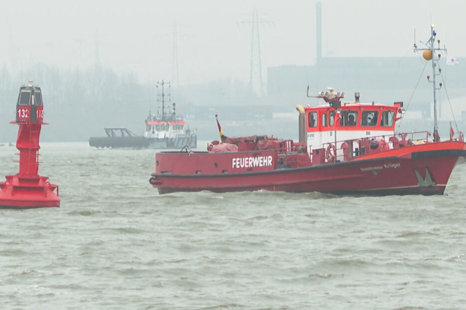 Die Feuerwehr sucht per Boot die Elbe nach der gemeldeten Leiche ab.