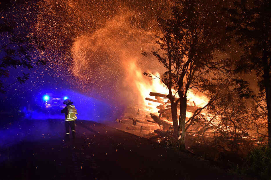 Deutsch-tschechischer Löscheinsatz: Hier wird ein brennender Holzstapel zwischen Cinovec und Vojtovice am Erzgebirgskamm gelöscht, der den Wald entzündete.