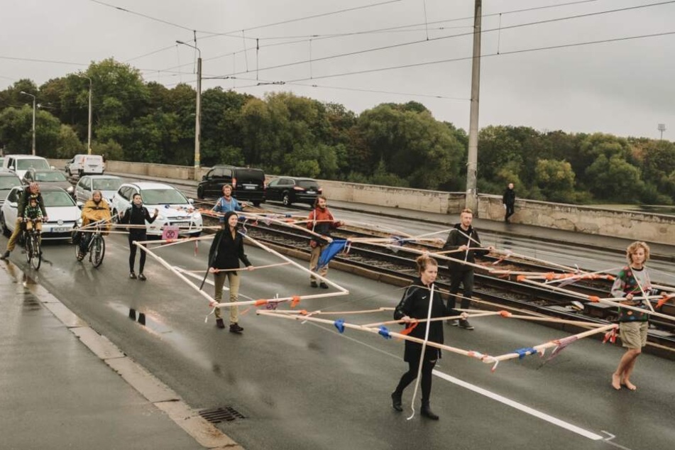 Die Holzkonztruktionen soll den Umfang von Autos nachempfinden.