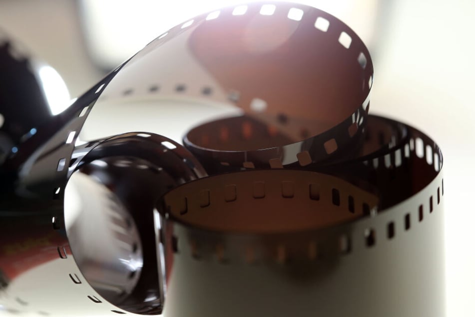 Ein Filmstreifen liegt auf einem Leuchttisch.