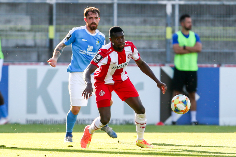 Leroy Kwadwo (24, r.) kam für die Würzburger Kickers in der 3. Liga noch 25 Mal zum Einsatz. In der laufenden Saison ist er aber hintendran.