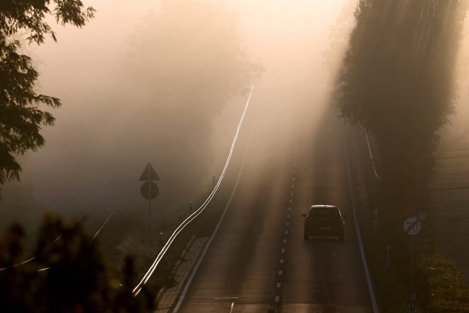 Auf den Straßen kann es am Wochenende im Norden neblig werden. (Symbolfoto)