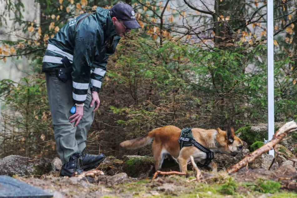 Die Polizei sucht nach einem Zeugenhinweis sehr gezielt nach der Leiche des Mädchens.