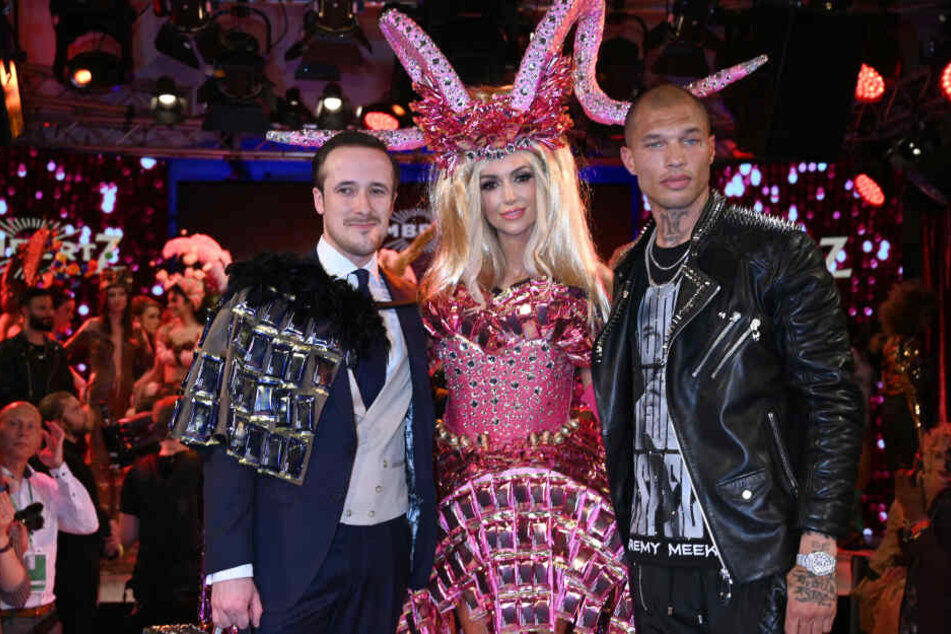 Die Models Johannes Laschet (l-r), Rosanna Davison und Jeremy Meeks stehen bei der"Lambertz-Monday-Night" nebeneinander.
