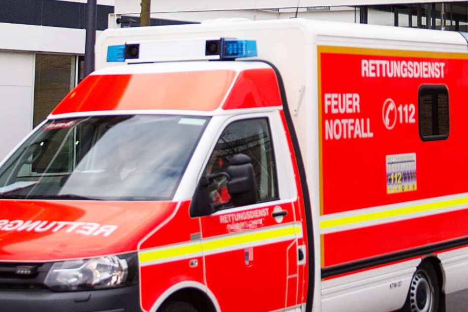 Ein Rettungswagen brachte den 18-Jährigen in eine Klinik (Symbolbild).