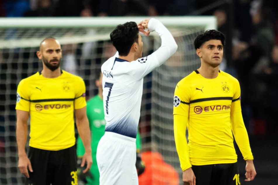 Heung-min Son bejubelt sein Tor zum 1:0 für Tottenham, während die Dortmunder Mahmoud Dahoud (r.) und Ömer Toprak (l.) niedergeschlagen dreinblicken.