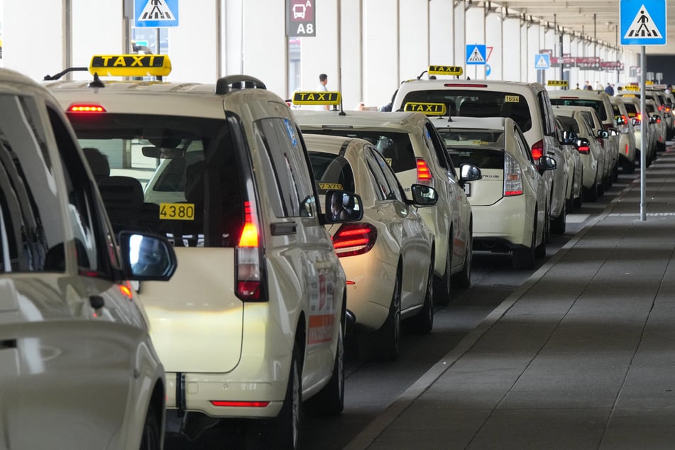 Auf der Stadtautobahn hatte er die 22-Jährige immer wieder angefasst. (Symbolbild)