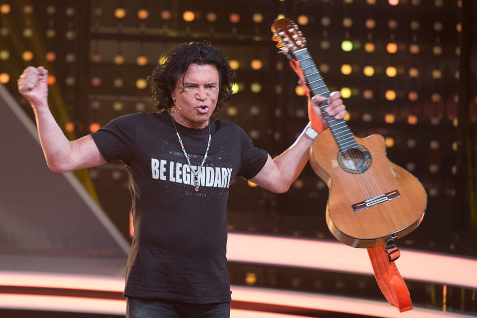 Costa Cordalis betritt in der RTL-Show "Ich bin ein Star - Lasst mich wieder rein!" im Juli 2015 mit seiner Gitarre in der Hand die Bühne in Hürth.