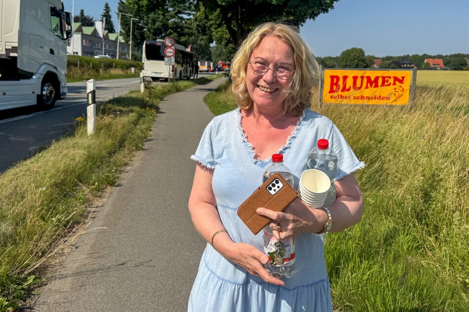 Eine Anwohnerin stellte extra Trinkbecher bereit, um die Einsatzkräfte und Reisenden zu unterstützen.