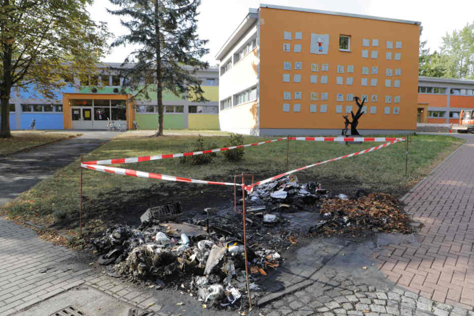 Vor einer Kita in Gablenz brannte ein Müllcontainer ab.