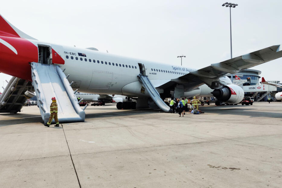 Am Airbus A330 sind drei Notausstiegsrutschen ausgeklappt.