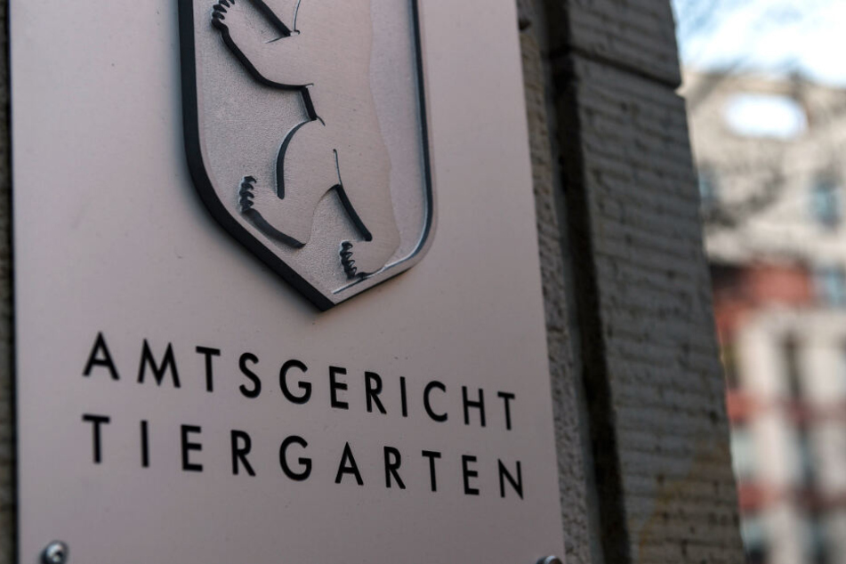 Der Eingangsbereich am Amtsgericht Tiergarten. Hier beginnt der Prozess gegen einen 26-Jährigen, der ältere Menschen dazu gebracht haben soll, ihre Wertsachen herauszugeben.