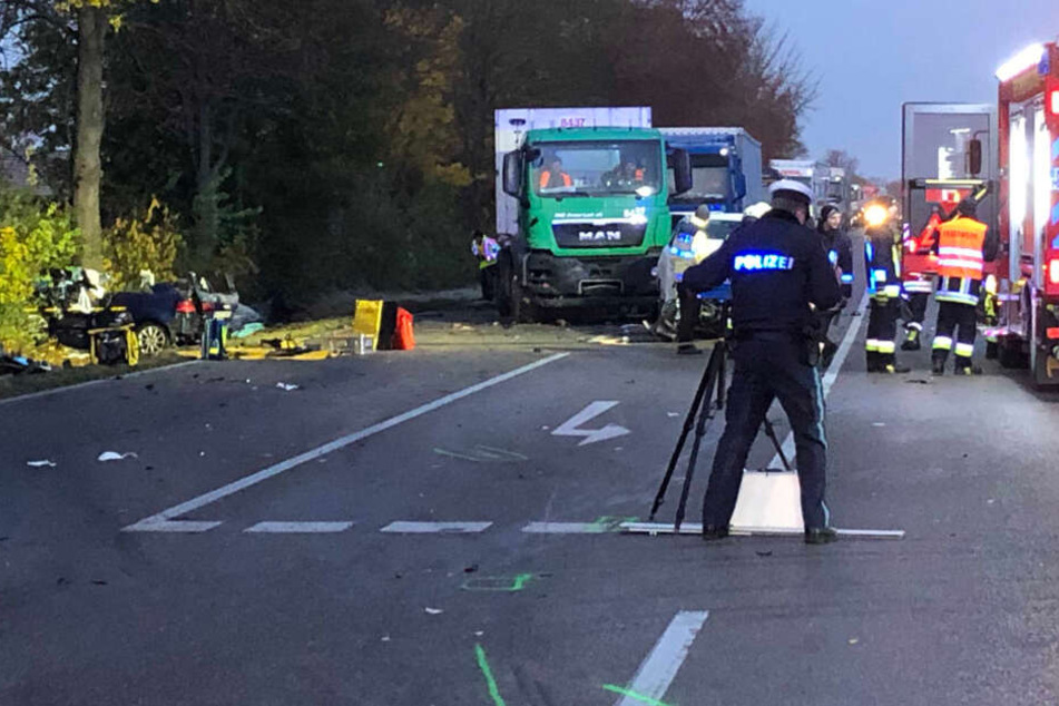 Ein 20 Jahre alter Autofahrer ist bei einem Unfall auf der Bundesstraße 16 in Bayern gestorben.