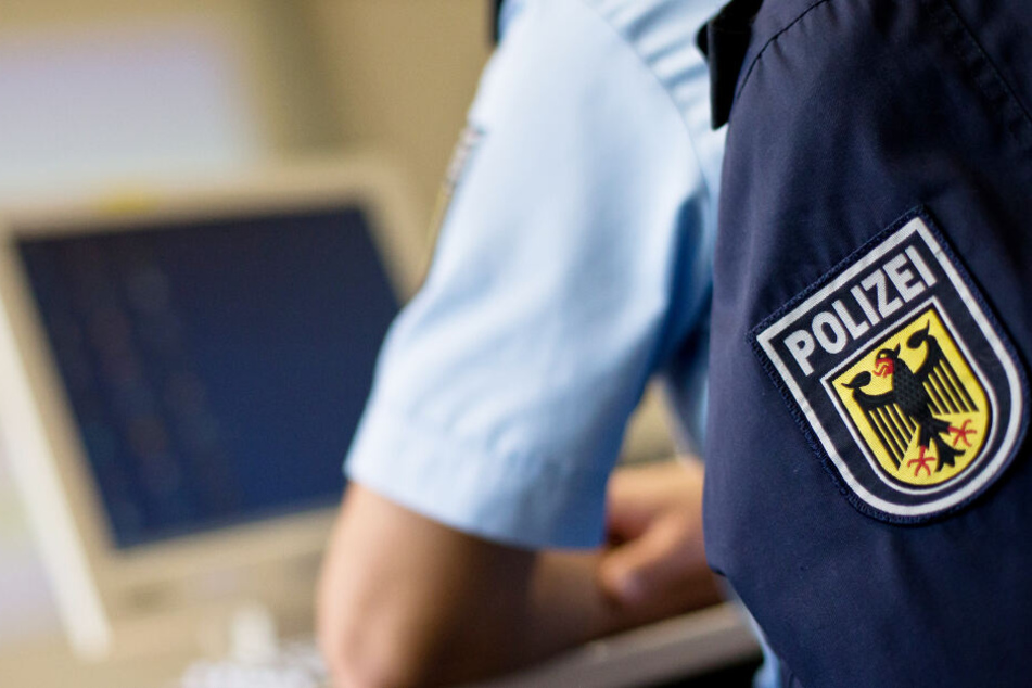 Die Bundespolizisten überprüften den Mann - und nahmen ihn fest. (Symbolbild)