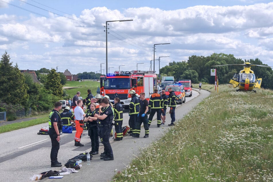 Beide Fahrer wurden von Rettungskräften in Krankenhäuser gebracht.