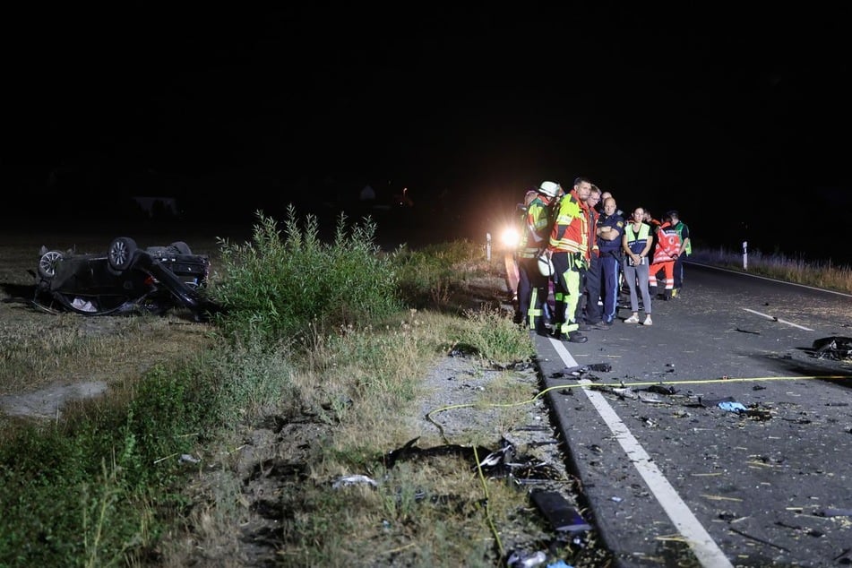 Trümmer verteilten sich über die Bundesstraße zwischen Dietersheim und Gottenheim.