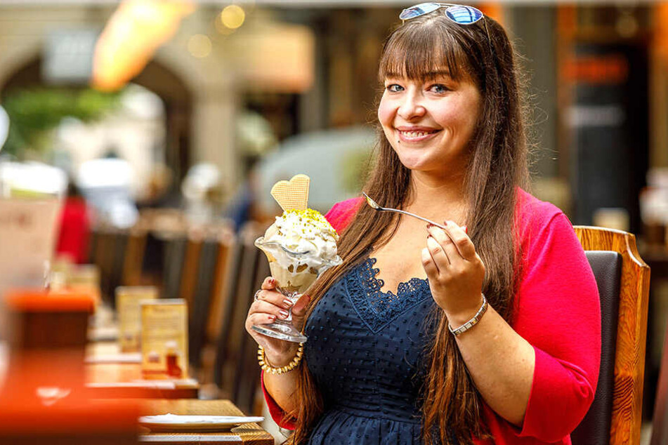 Der originale Terence-Hill-Eisbecher für 6,95 Euro. Ob's schmeckt? Redakteurin Caroline Staude (29) hat's getestet.
