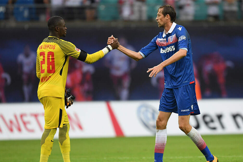 Was für ein Lulatsch! Peter Crouch (rechts) mit RB-Torhüter Yvon Mvogo bei einem Testspiel in der Red-Bull-Arena in Leipzig.