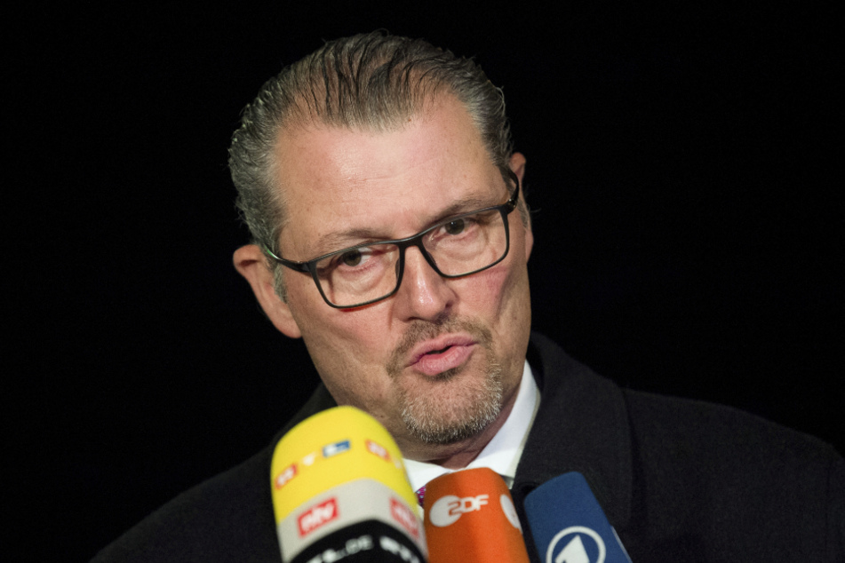 Rainer Dulger, Präsident Gesamtmetall, äußert sich gegenüber Journalisten nach dem Autogipfel im Kanzleramt. (Archivbild)