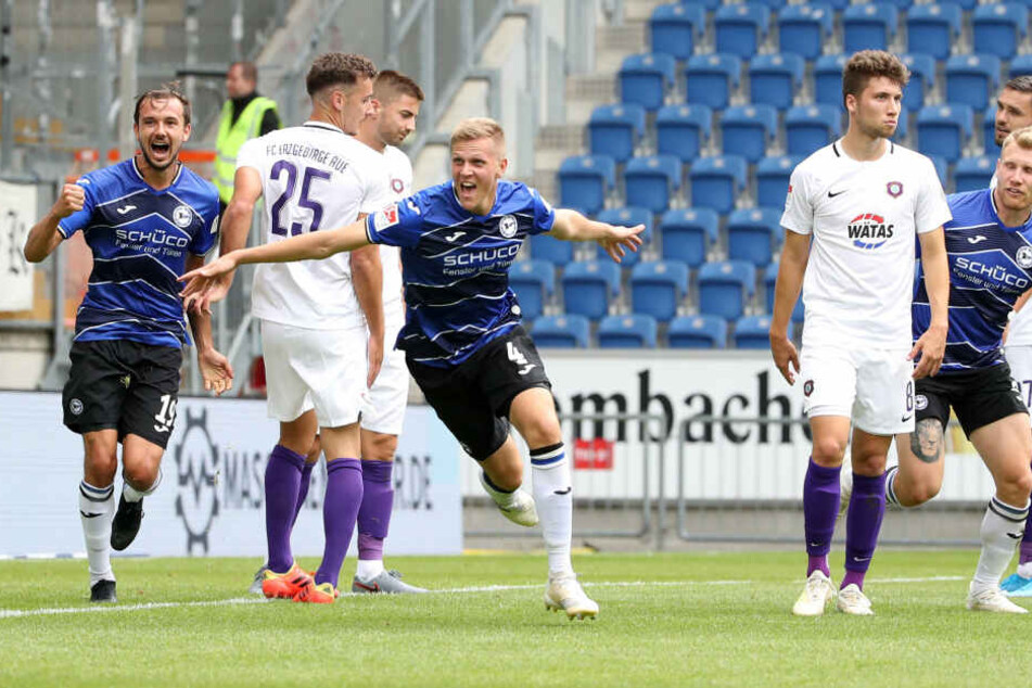 Tor für Bielefeld: Joakim Nilsson jubelt über seinen Treffer.