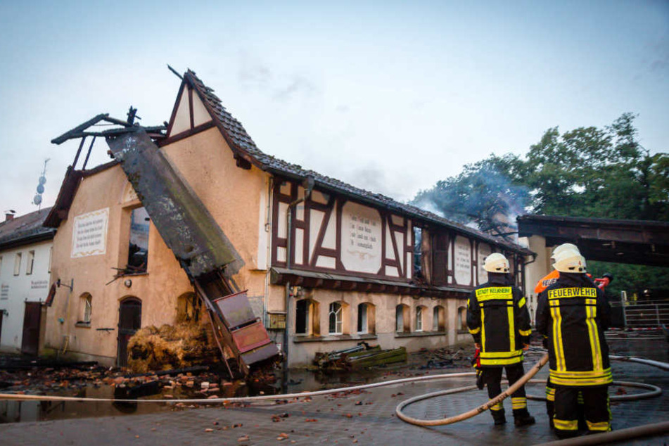 Beim Großbrand auf dem Reiterhof "Retterhof" entstand nach ersten Schätzungen ein Schaden in Höhe von mehreren hunderttausend Euro.