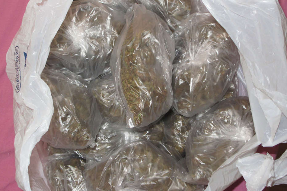 In Chemnitz-Bernsdorf fanden die Ermittler fast 750 Gramm Marihuana.