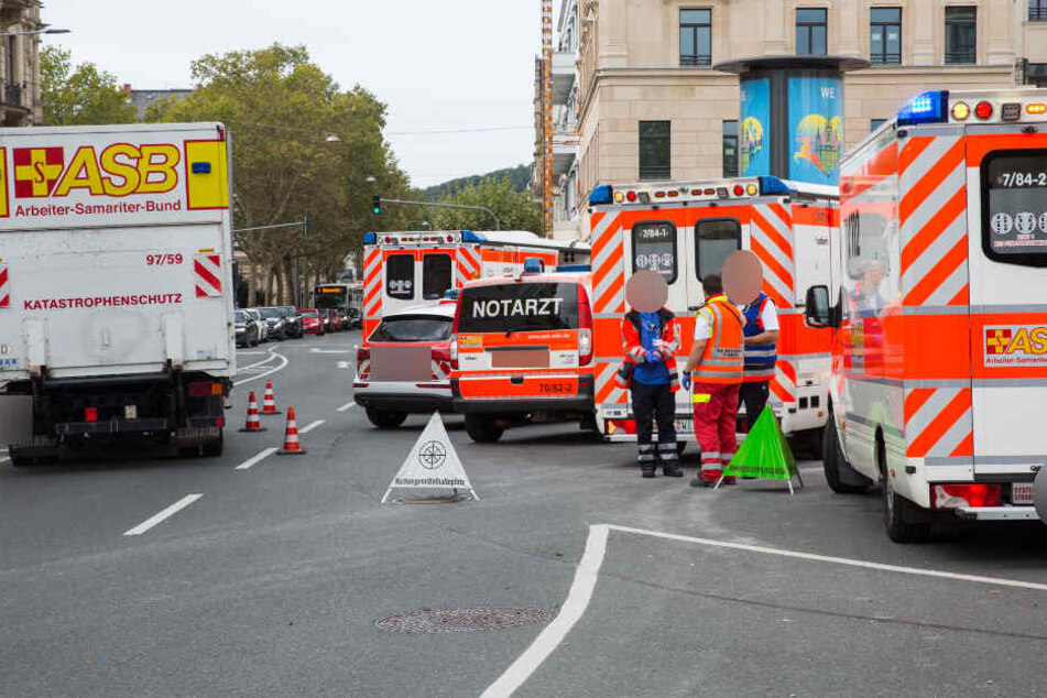 Großeinsatz der Wiesbadener Feuerwehr vor dem Sozial-Ministerium.