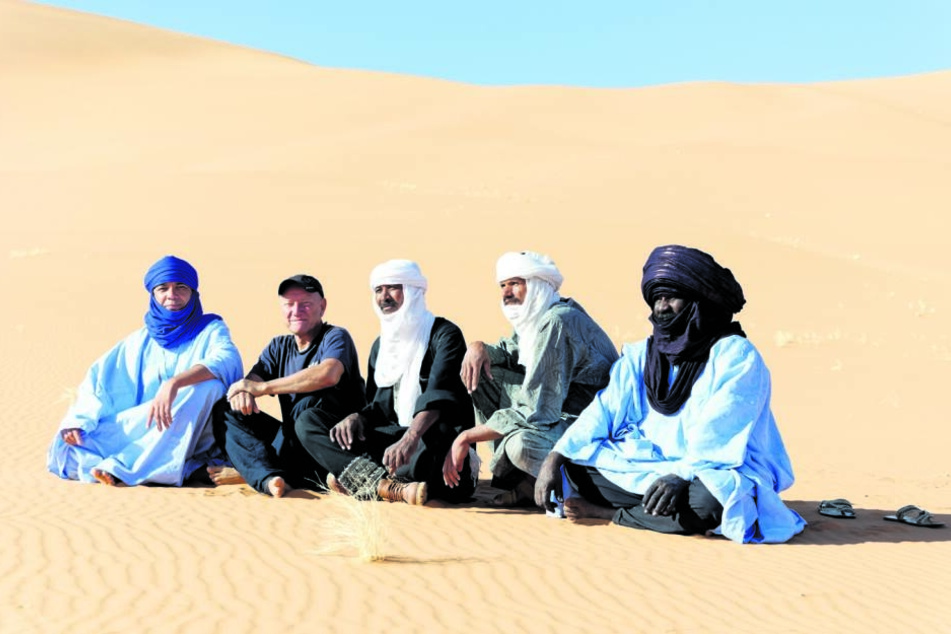 Frank Schulz (60) liebt die Kälte so sehr wie die Hitze - mit Beduinen sitzt der Reiseveranstalter in der algerischen Wüste.