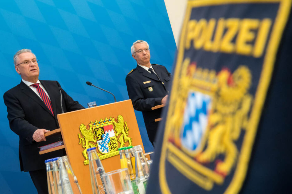 Joachim Herrmann (l., CSU), Innenminister von Bayern und Wilhelm Schmidbauer, bayerischer Landespolizeipräsident bei der Pressekonferenz zur Vorstellung der bayerischen Kriminalstatistik in München. (Archivbild)