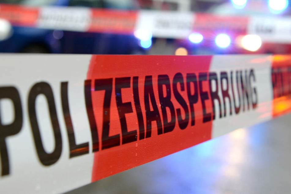 Ein Flatterband mit der Aufschrift "Polizeiabsperrung". (Symbolbild)