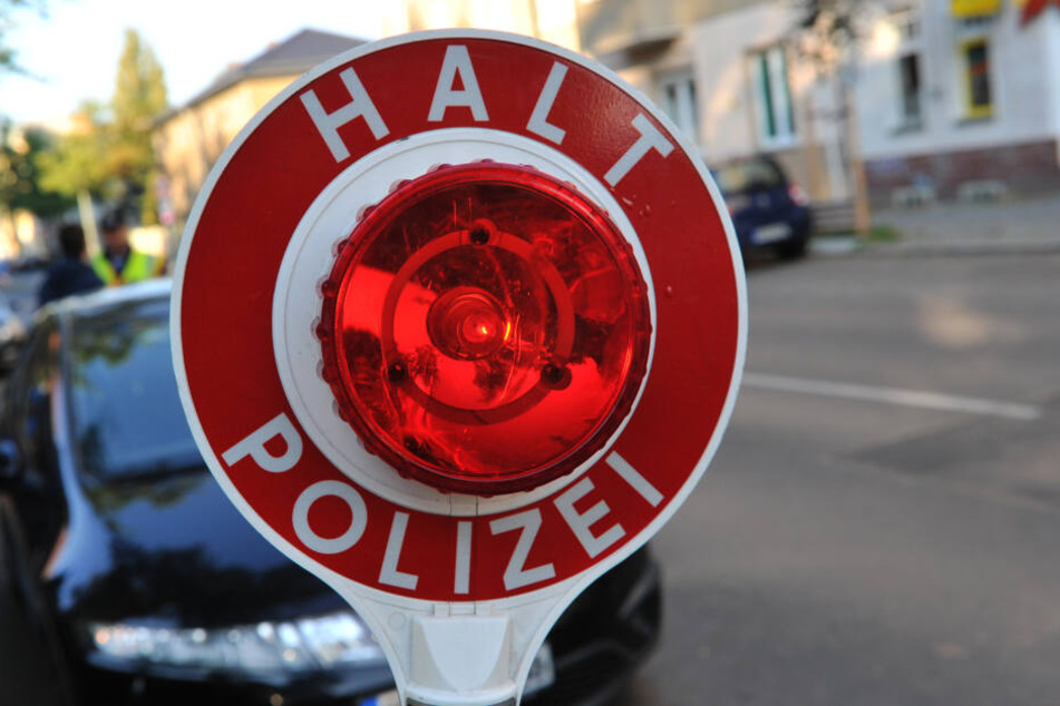 Die Polizei stoppte das Auto, das mit drei Betrunkenen besetzt war. (Symbolbild)