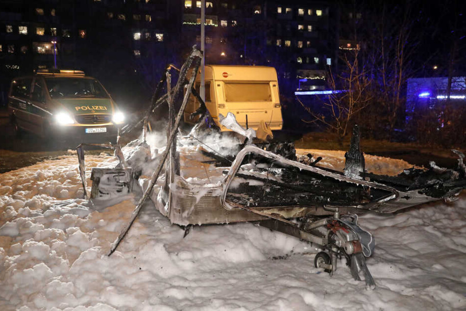 Von dem Wohnwagen blieb fast nichts mehr übrig.