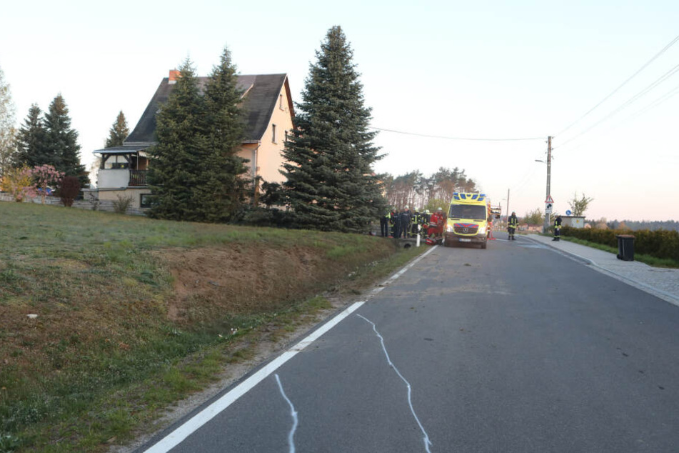Die weißen Spuren zeigen, wo das Auto von der Fahrbahn abkam, schließlich abhob und durch die Baumgruppe im Hintergrund flog.