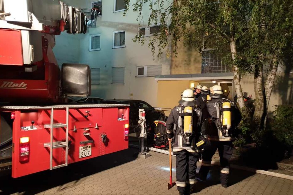 Die Feuerwehr musste einen Bewohner mit Kind mit der Drehleiter aus der Wohnung retten.