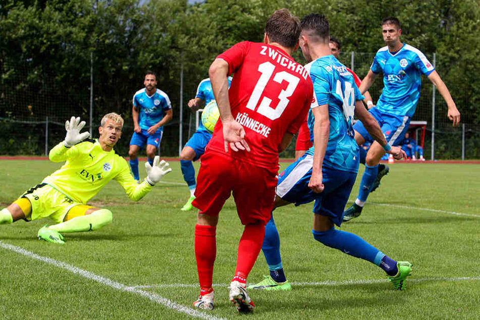 Mike Könnecke (Nummer 13) versucht den Wacker-Schlussmann zu überwinden