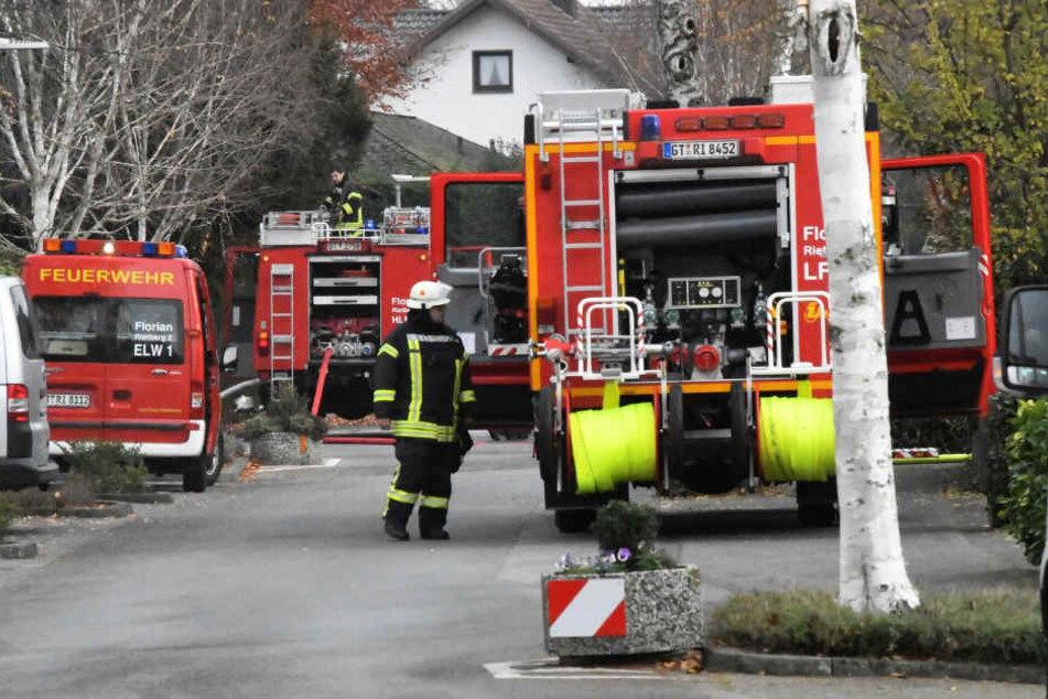Gleich mehrere Feuerwehrautos machten sich auf den Weg zum Einsatzort.