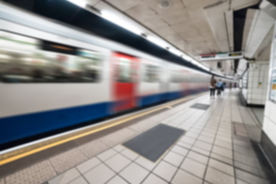 In einer Londoner U-Bahn-Station hat ein Mann einen Rentner auf die Gleise gestoßen. (Symbolbild)