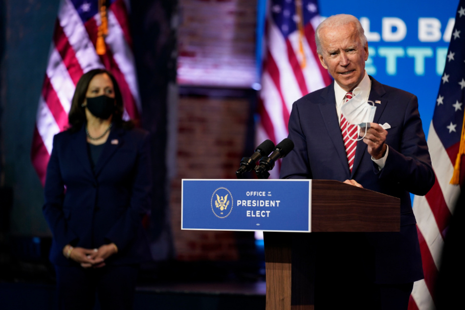 Joe Biden, begleitet von Kamala Harris, spricht bei einer Pressekonferenz im The Queen Theatre über die Wirtschaftslage während der Corona-Pandemie.