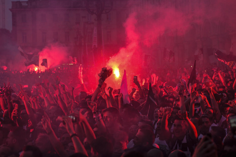 Viele Menschen wollten auf der Piazza San Carlo ihr Team anfeuern, am Ende gingen 1527 Menschen verletzt nach Hause.