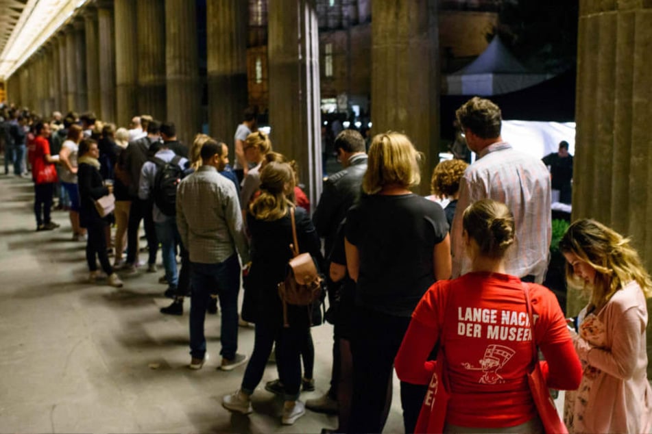 Besucher warten vor dem Neuen Museum in Berlin während der Langen Nacht der Museen.