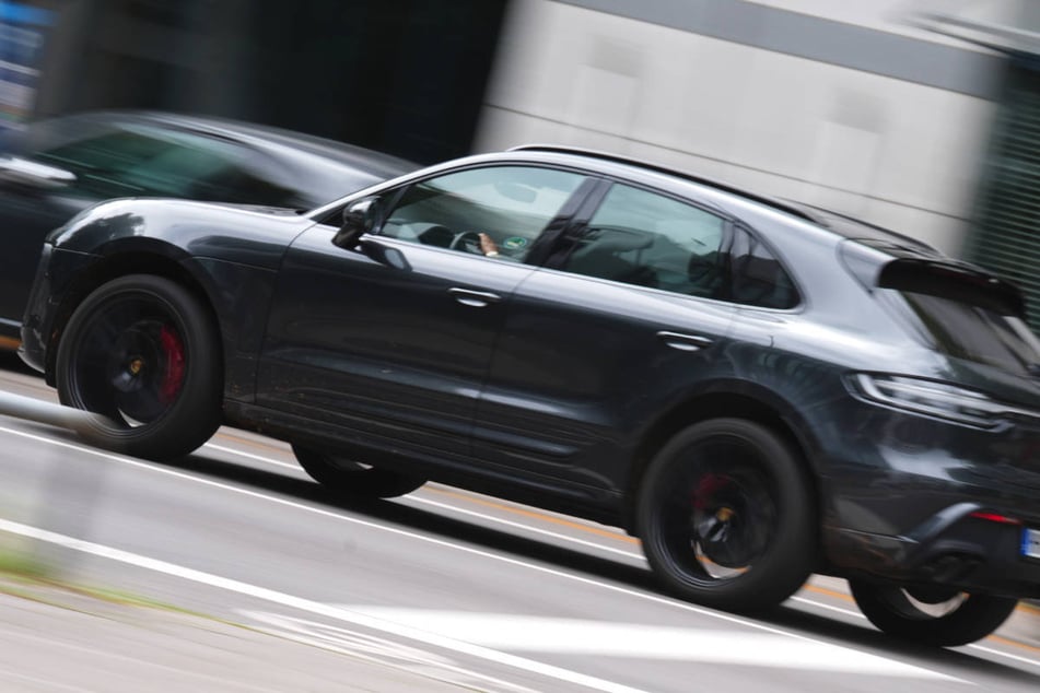 Die 27 Jahre alte Radlerin ist an einer Kreuzung in Schöneberg von einem Porsche Macan erfasst worden. (Symbolfoto)
