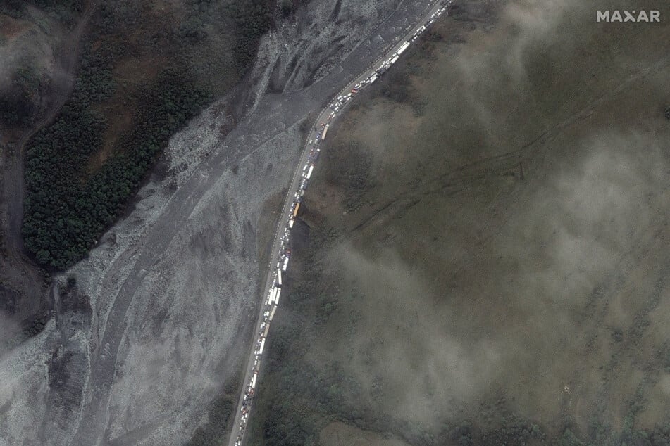 Ein Satellitenbild zeigt einen Stau nahe der russischen Grenze zu Georgien. Seit Putin die Teilmobilisierung angeordnet hat, verlassen viele Menschen das Land.