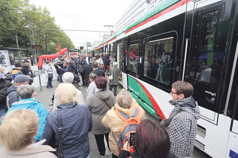 Alle wollen mitfahren: Nach mehr als zehn Jahren Warten, sind die Chemnitzer
heiß auf die neue Straßenbahn.
