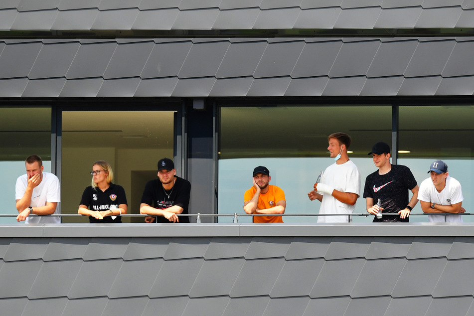 Von links nach rechts: Sebastian Mai (27), Teammanagerin Marie Jenhardt (31), Kevin Ehlers (20), Justin Löwe (22), Tim Knipping (28), Patrick Weihrauch (27) und Robin Becker (24) verfolgten die Partie gegen Stettin als Zuschauer.