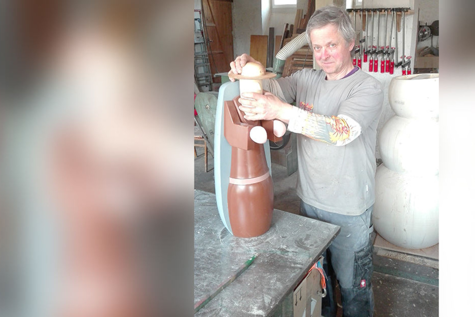 Peter Gläßer (59) stellt seit knapp 30 Jahren die auffälligen Holzfiguren her.