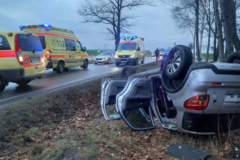 Heftiger Unfall bei Freiberg: Suzuki kracht mit BMW zusammen und überschlägt sich
