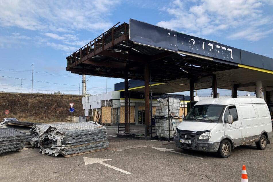 An einer Tankstelle sind durch einen russischen Drohnenangriff das Dach beschädigt und die Fenster zerstört worden.