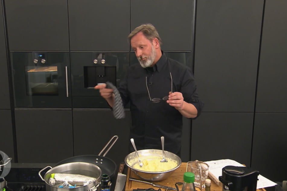 Stefan (61) kommt beim Kochen ordentlich ins Schwitzen.