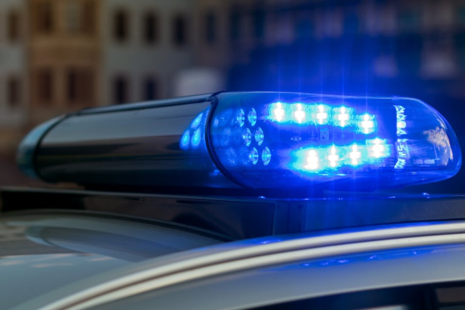 Die Polizei konnte den Randalierer am Ende des Tages fesseln und abführen. (Symbolfoto)